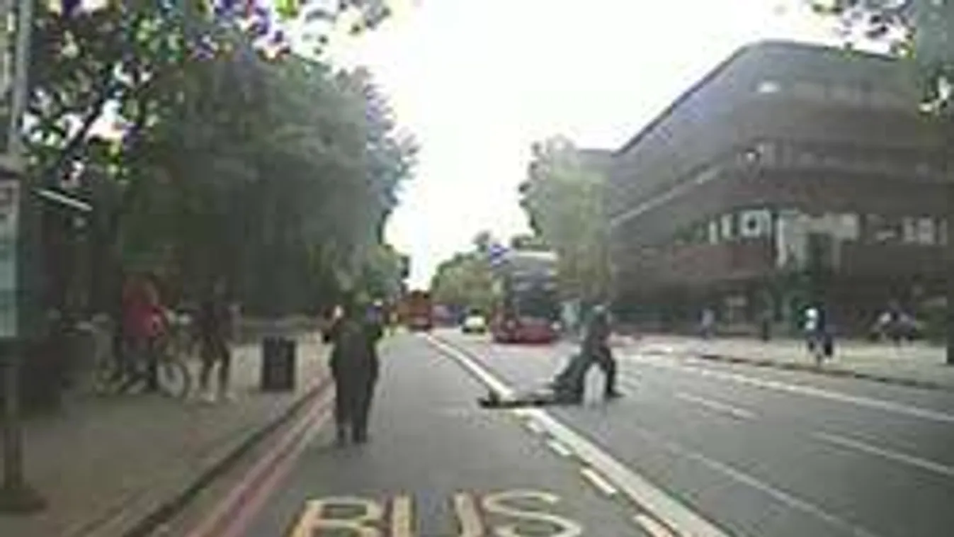 Busz elé vonszolt egy mozgássérült férfit a kegyetlen bűnöző - videó
