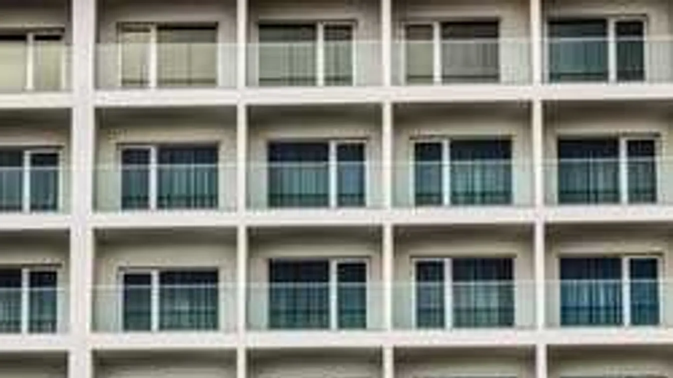 Botrányos közöny: elsétáltak a lakótelepen fekvő holttest mellett