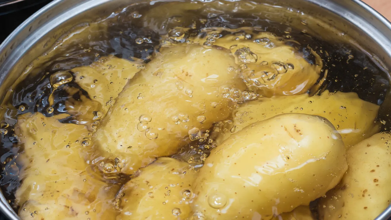 Potatoes,Cooking,In,Pot