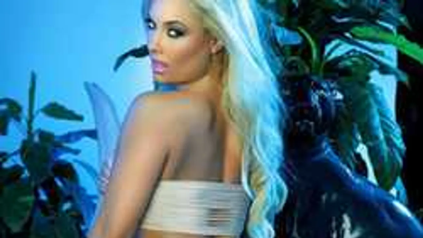 A szexi playmate kismamaként is dögös