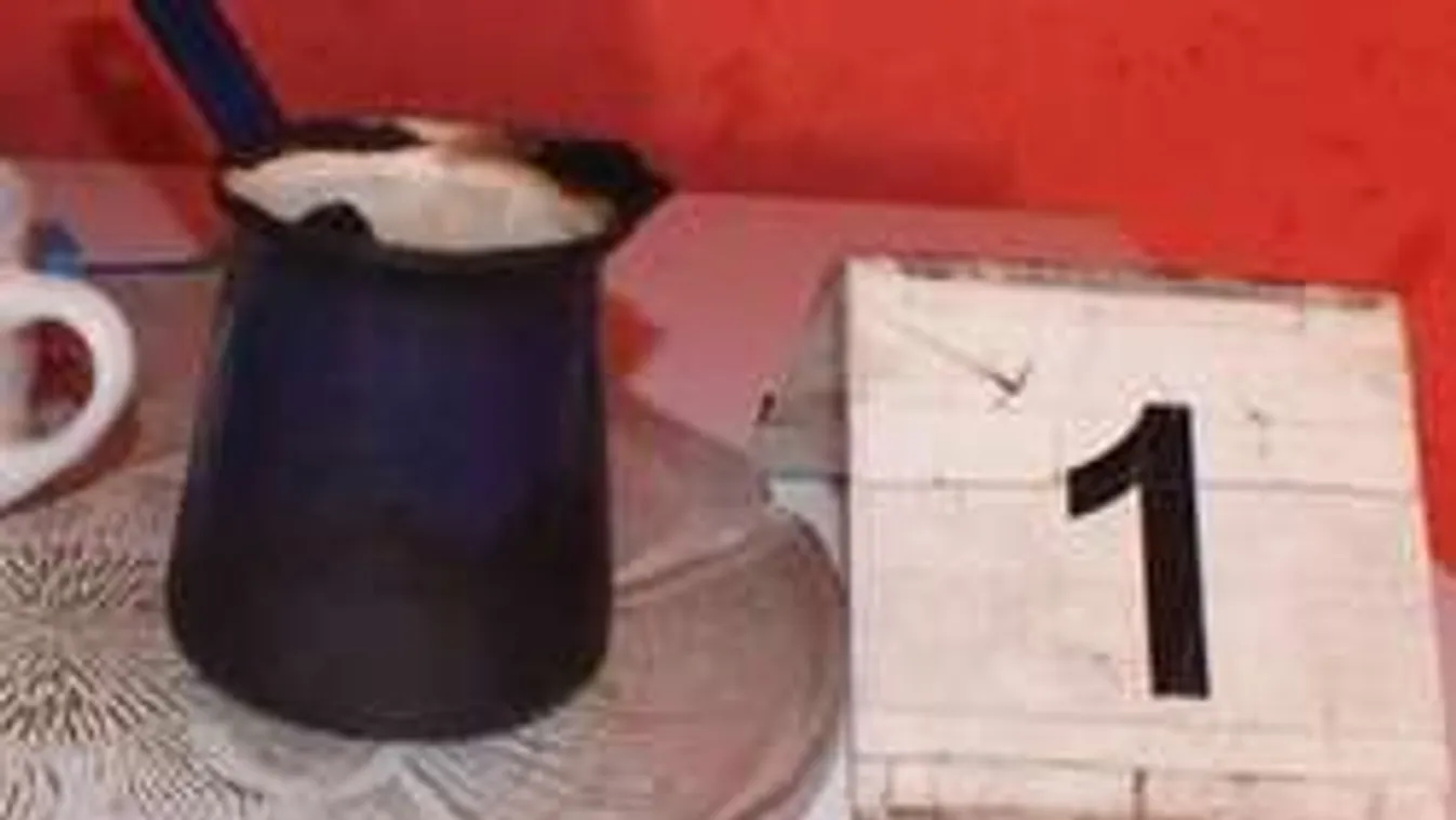 Brutális tinilány kávékiöntővel ütötte le a nyugdíjast a mobiljáért