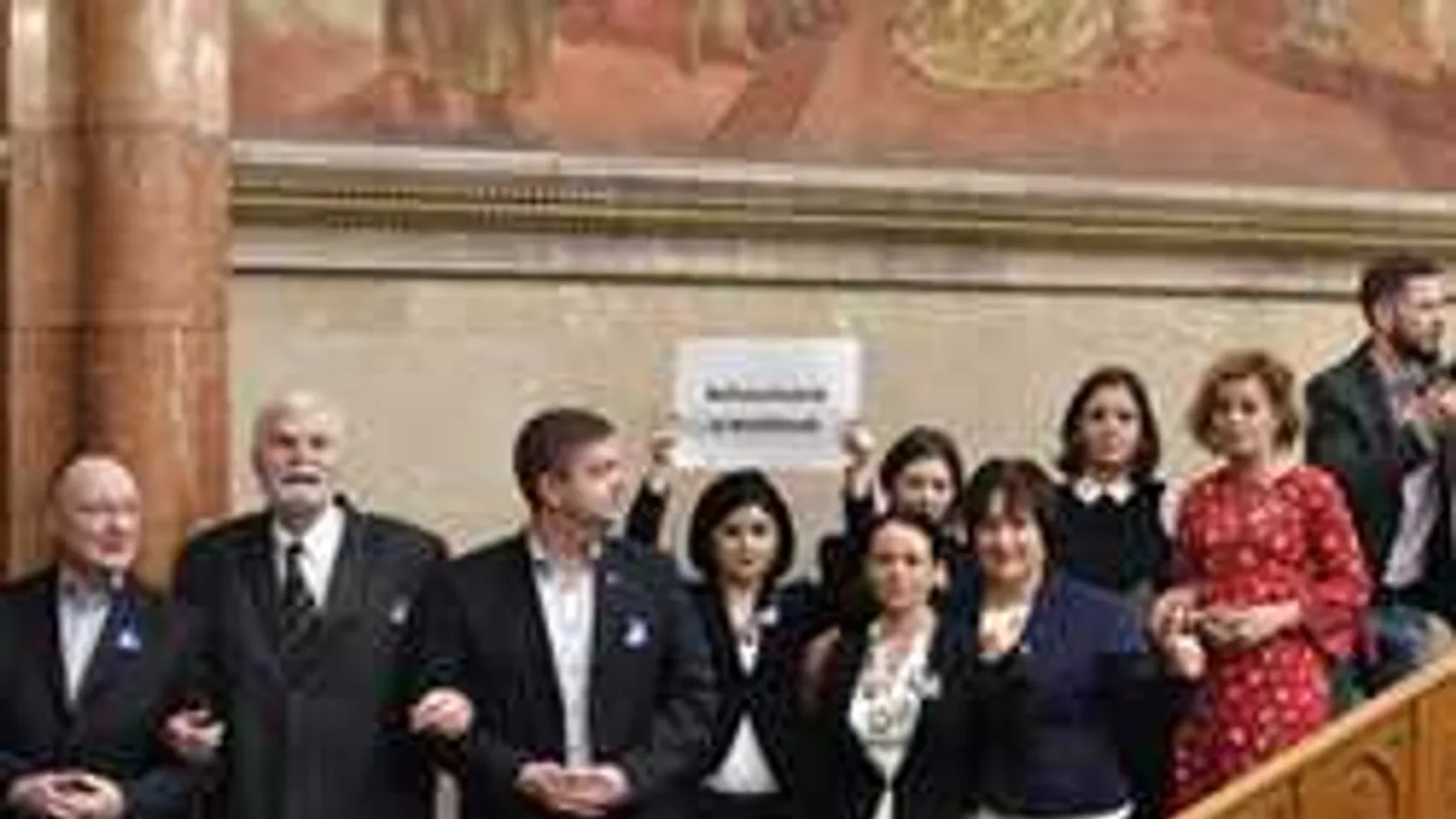 Botrány a magyar parlamentben, az ellenzék blokád alá vette az elnöki emelvényt