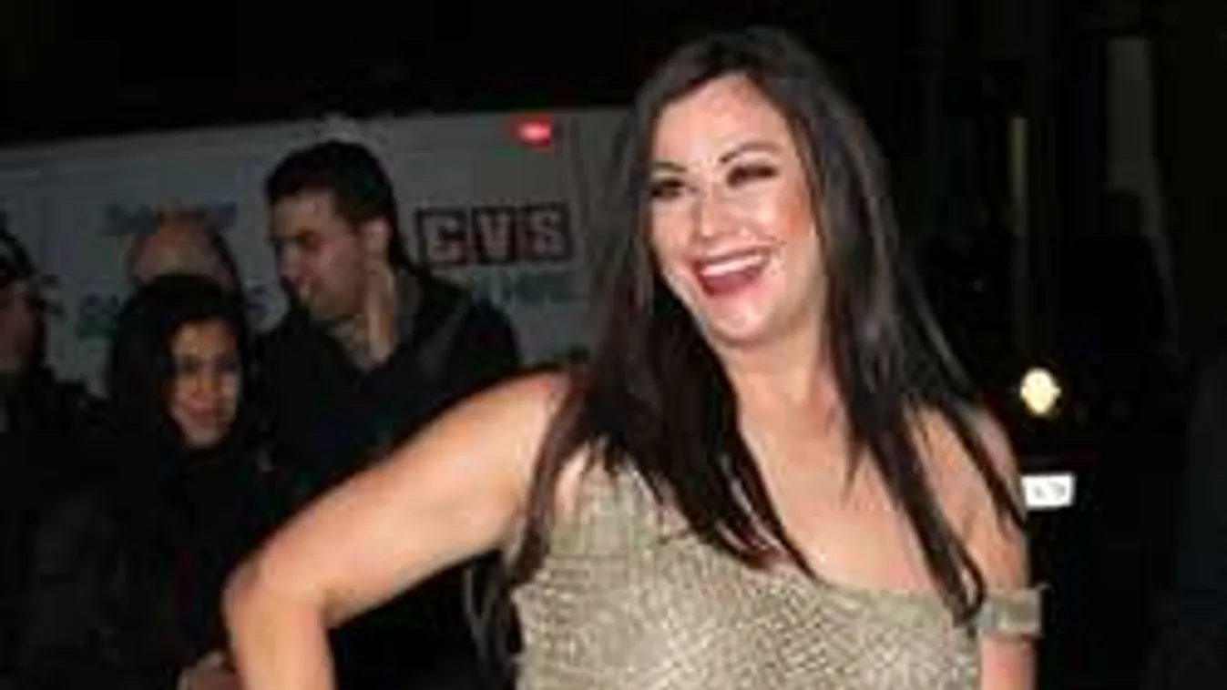 Bugyiban vitte ki a kukát a magamutogató celeb