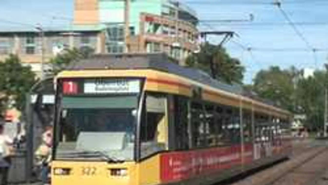 Egy meztelen lány akadályozta a villamosközlekedést! - videó