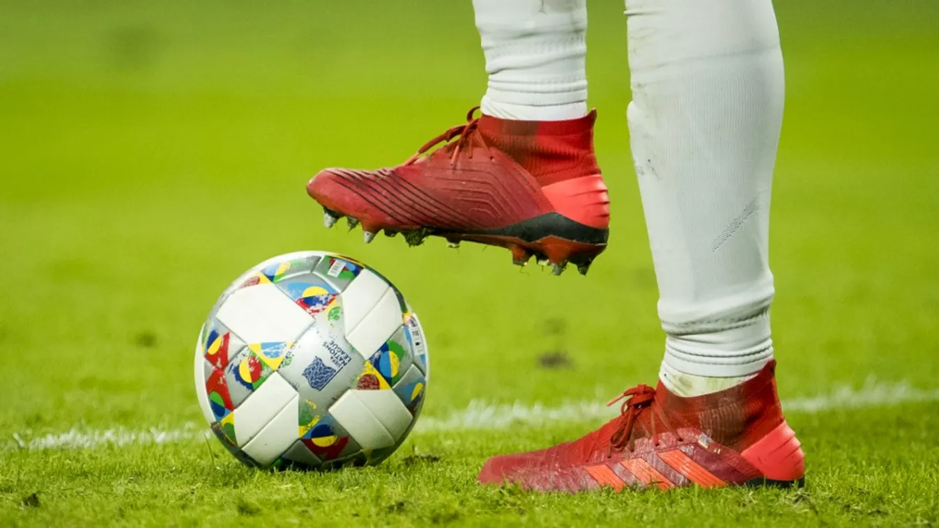 Koronavírus: újabb bajnokság állt le, már csak négy országban fociznak