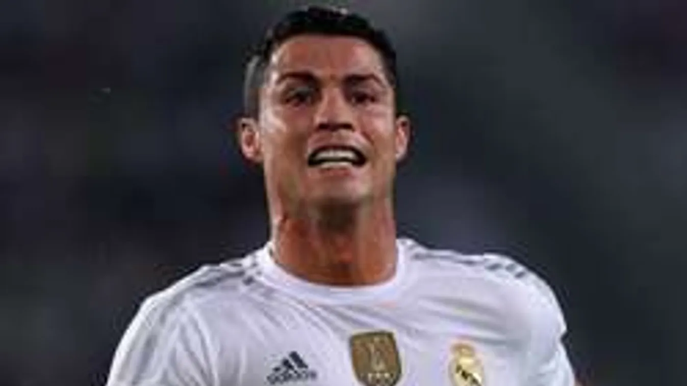 Benyúlt Ronaldo nadrágjába a szexi modell