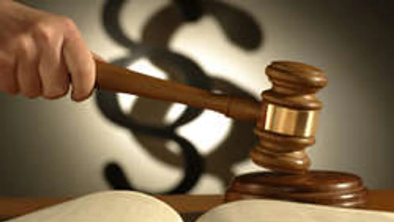 A bíróságon vágta el a torkát a pedofil tanár