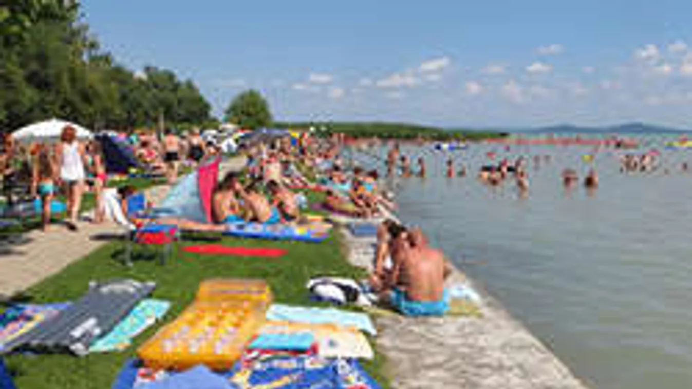 Két kamasz segített csak, mások közömbösen nézték a Balatonban fuldoklót