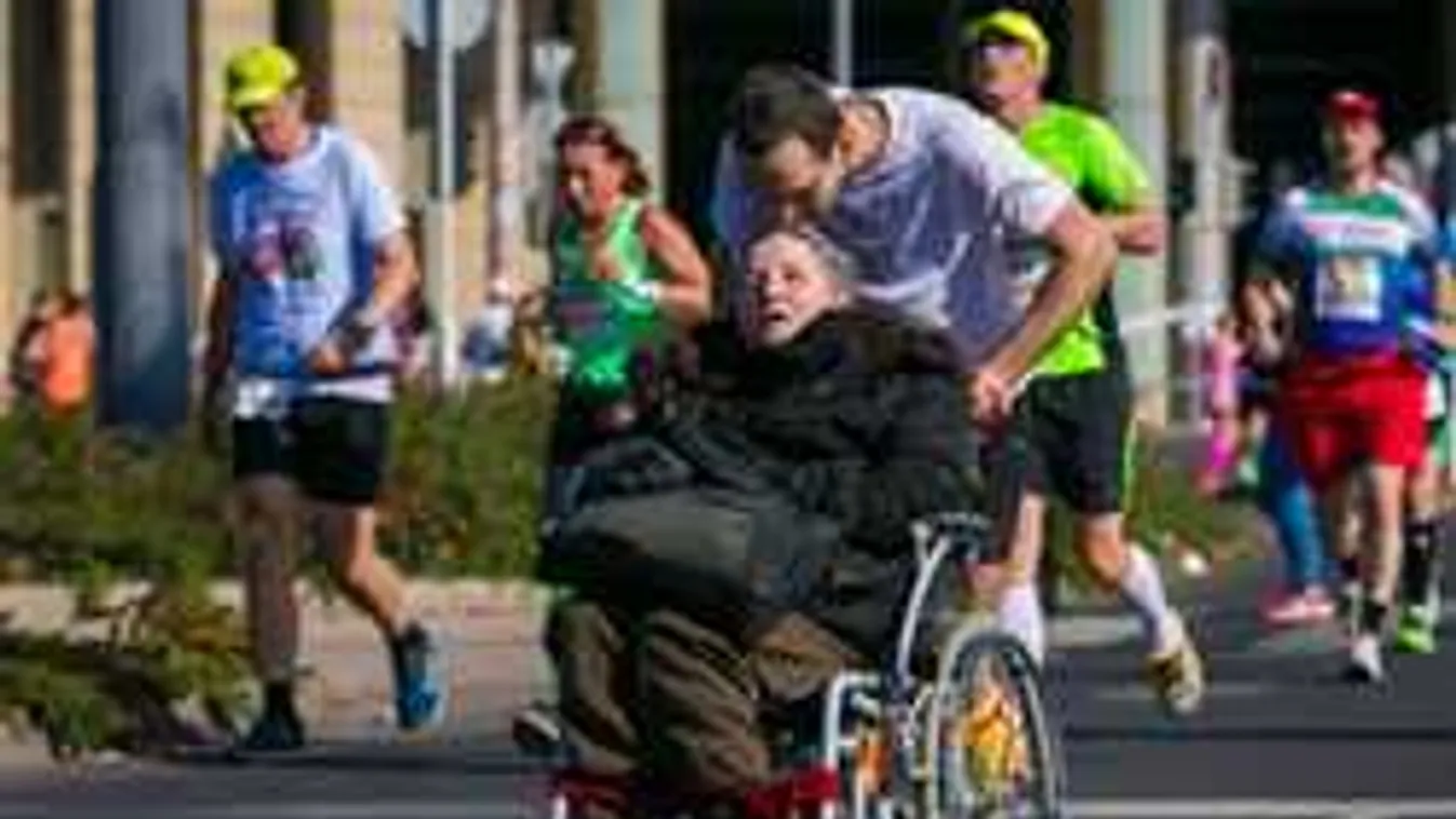 Kerekesszékes anyukájával jár futni a 30 éves magyar programozó