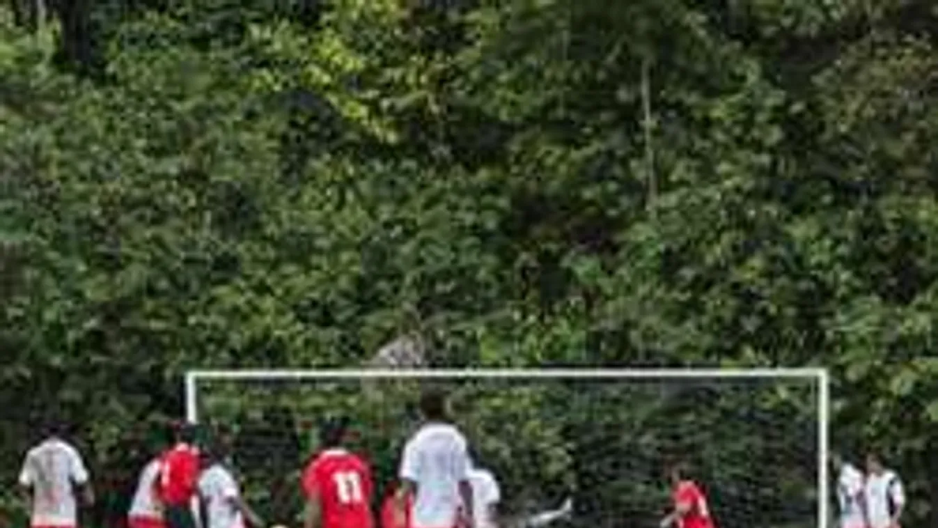 Elképesztő helyről lőtt gólt a focista! - videó