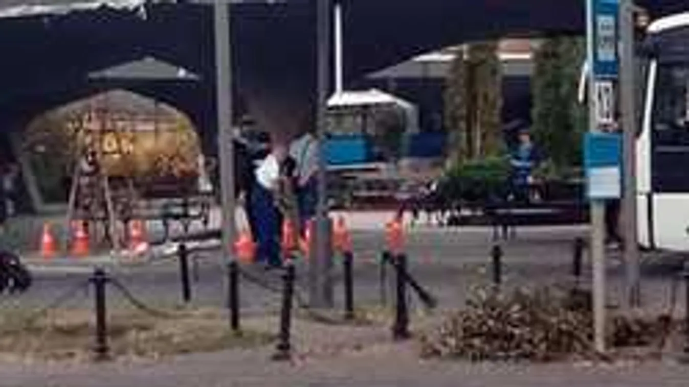 Leomlott egy nagy darab a nemrég felújított buszmegálló tetejéből