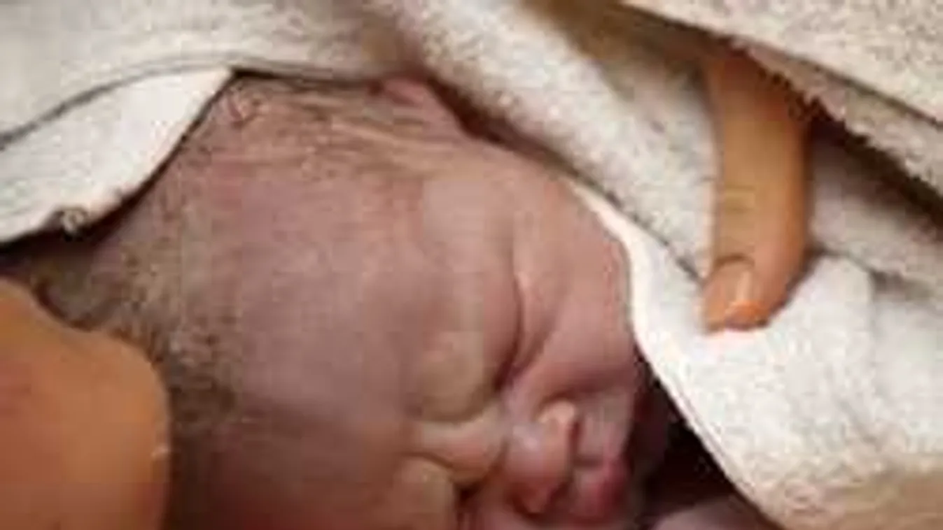 A halálból hozták vissza az újszülöttet a hős mentősök - Megható videó!