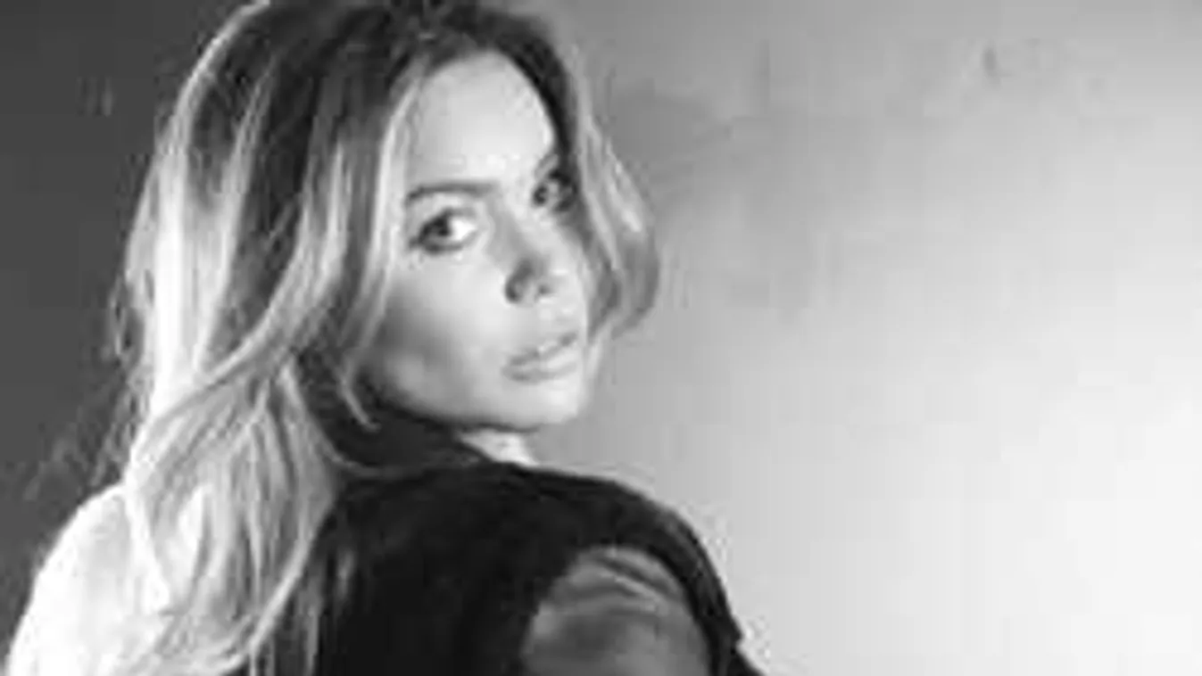 Bátran szétteszi előtted a lábát a szőke szupermodell