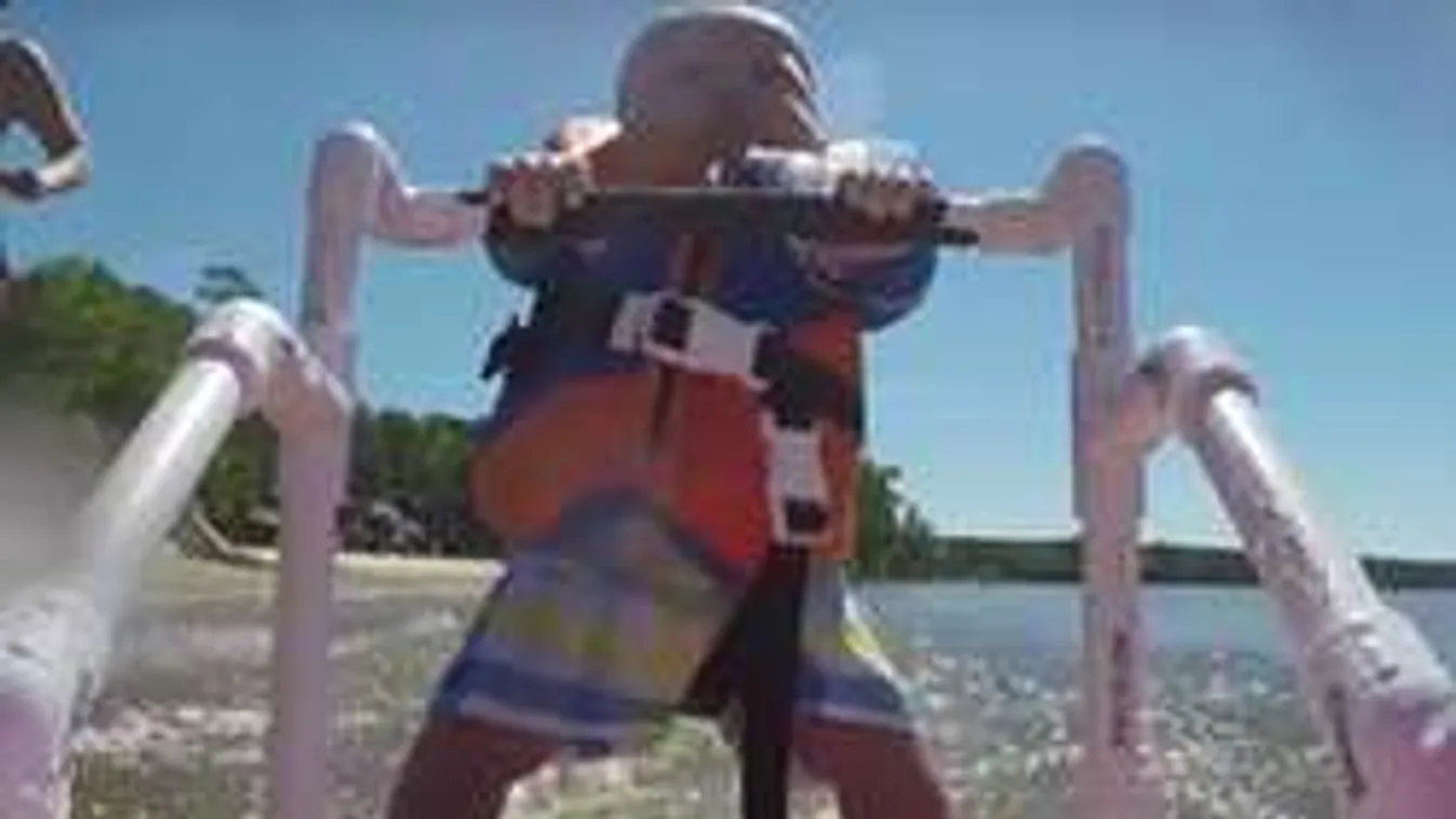 Így repeszt a vízisín a hat hónapos kisfiú - Videó