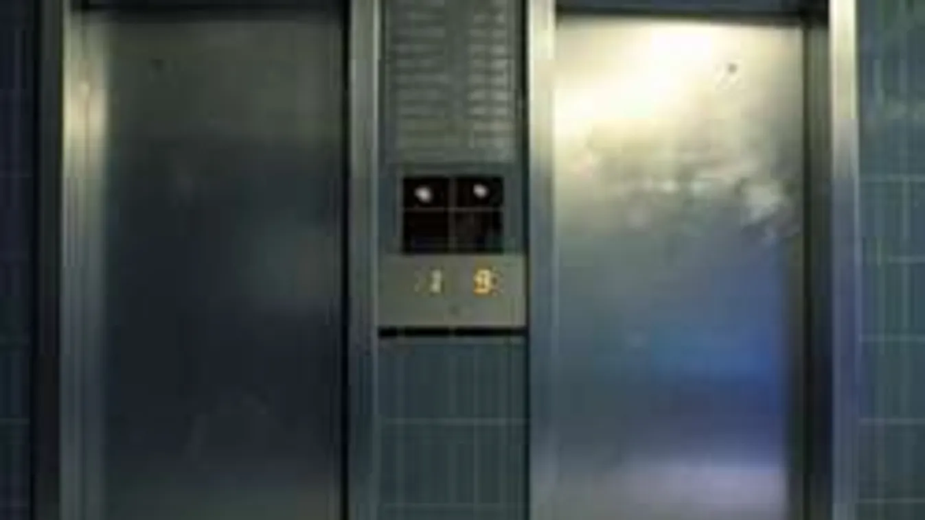 Hónapok után kérdezték meg a liftbe szorult nőt: ott van még?