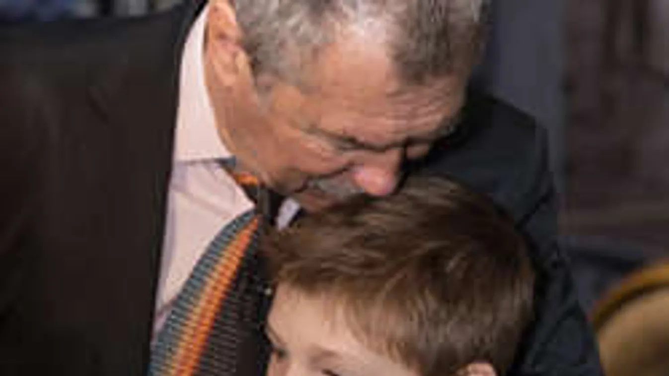 Megmutatta unokáját Farkas Bertalan, az első magyar űrhajós