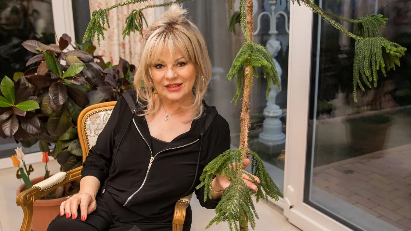 Ki nem találod, miket hord a táskájában Balázs Klári