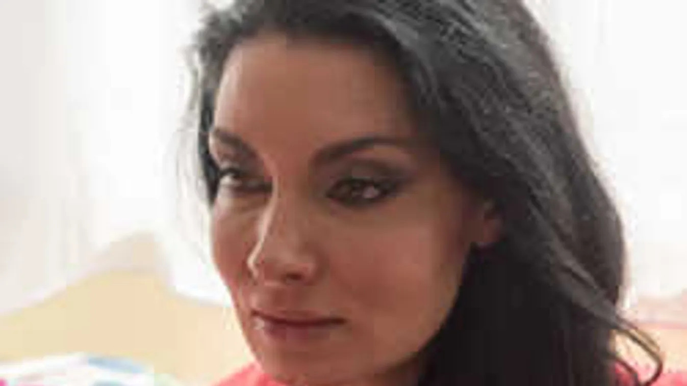 Fiatal férfiak üldözik Gregor Bernadettet, de esélyük sincs