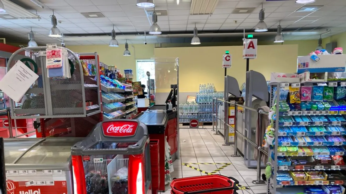 A konfliktus abból indult, hogy az egyik vevő sérelmezte, hogy a másik nem tartja a másfélméteres távolságot