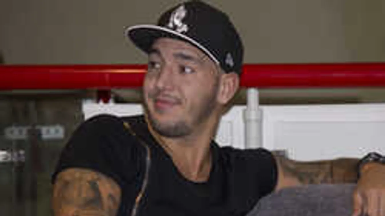 Legendás énekesnőnek öltözött a rapper egy farsangi buliban!