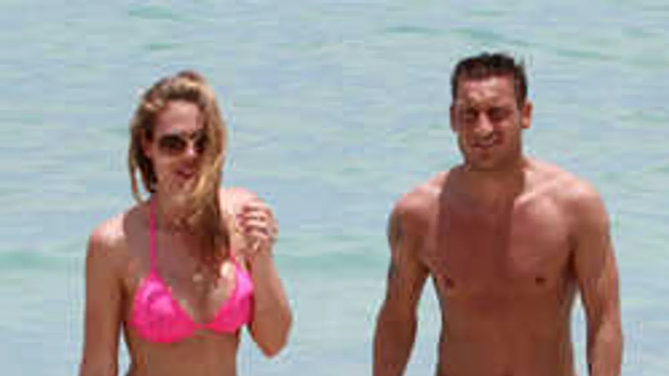 Nőt csókolt a szexi focistafeleség