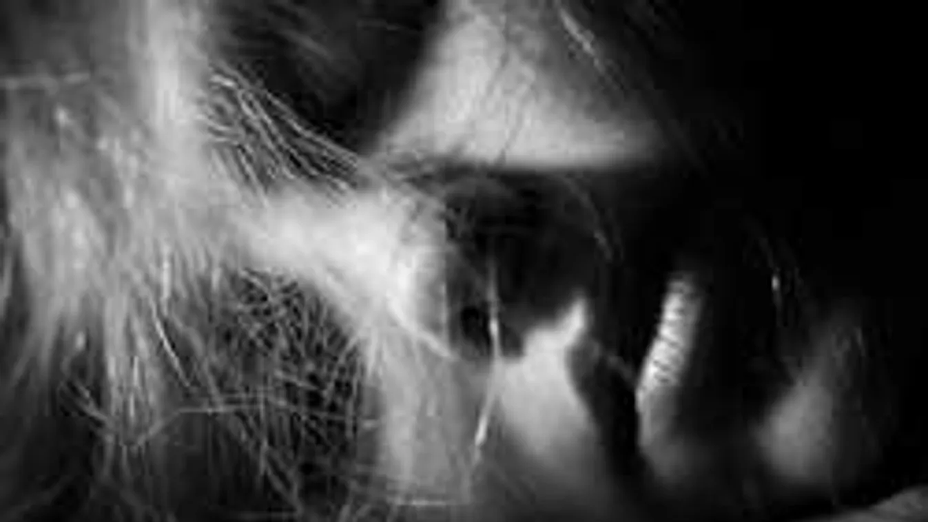 Meztelenül vetette rá magát a tinilányra a mostohaapja