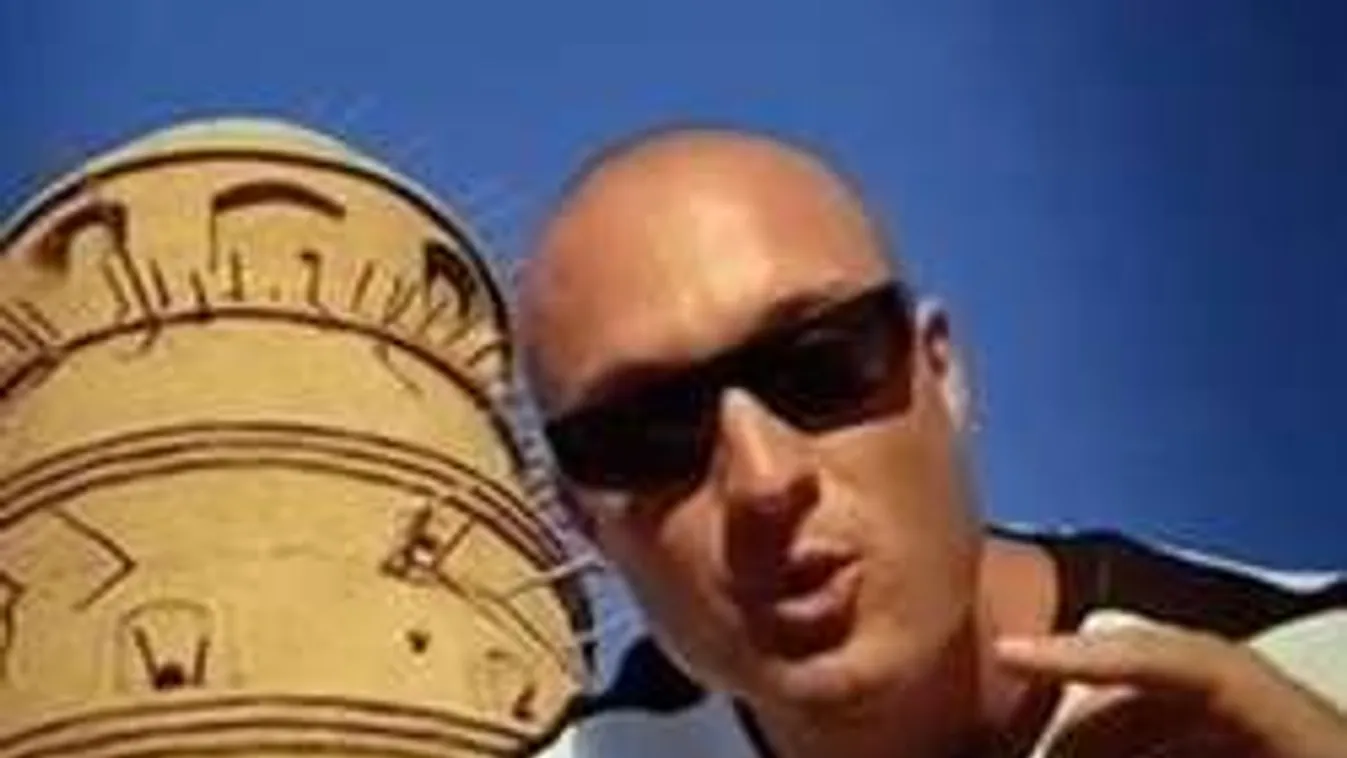 Erotikus munkával keres pénzt a drogos magyar popsztár