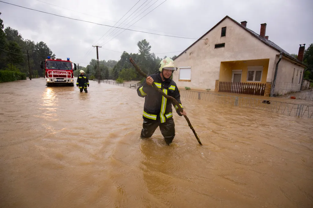 Vihar - Családokat kellett kitelepíteni Liszóban a hatalmas e