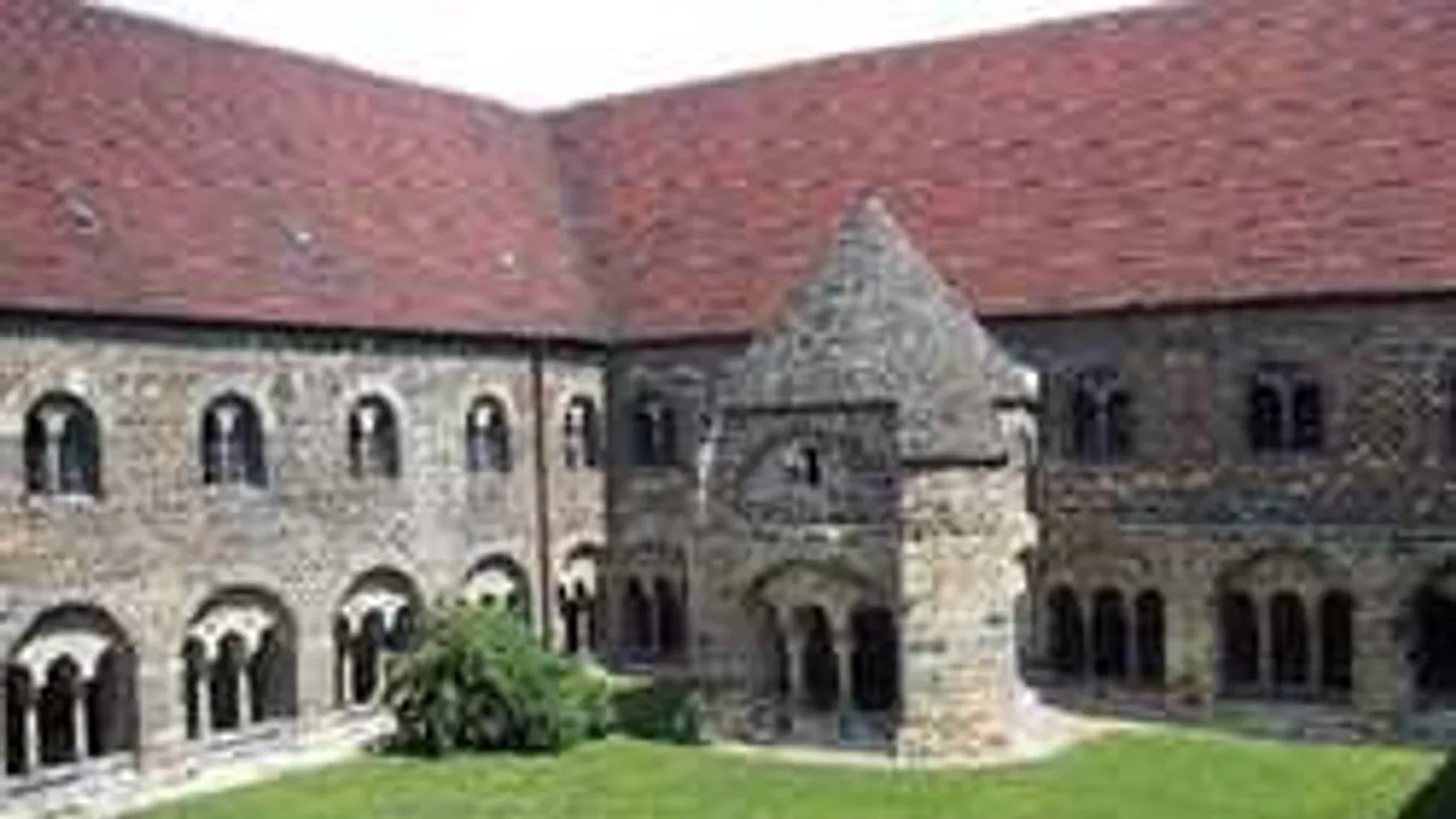 Kolostorban randalíroztak a migránsok!