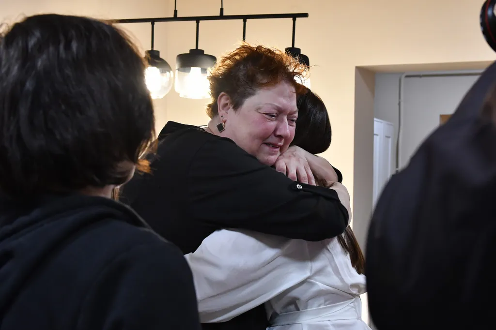 Sírva mondott köszönetet a házért. Fotó: TV2