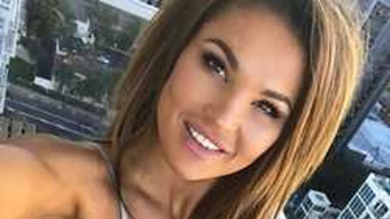 Hűha! Egy az egyben átlátszik a fitnesz modell vizes pólója