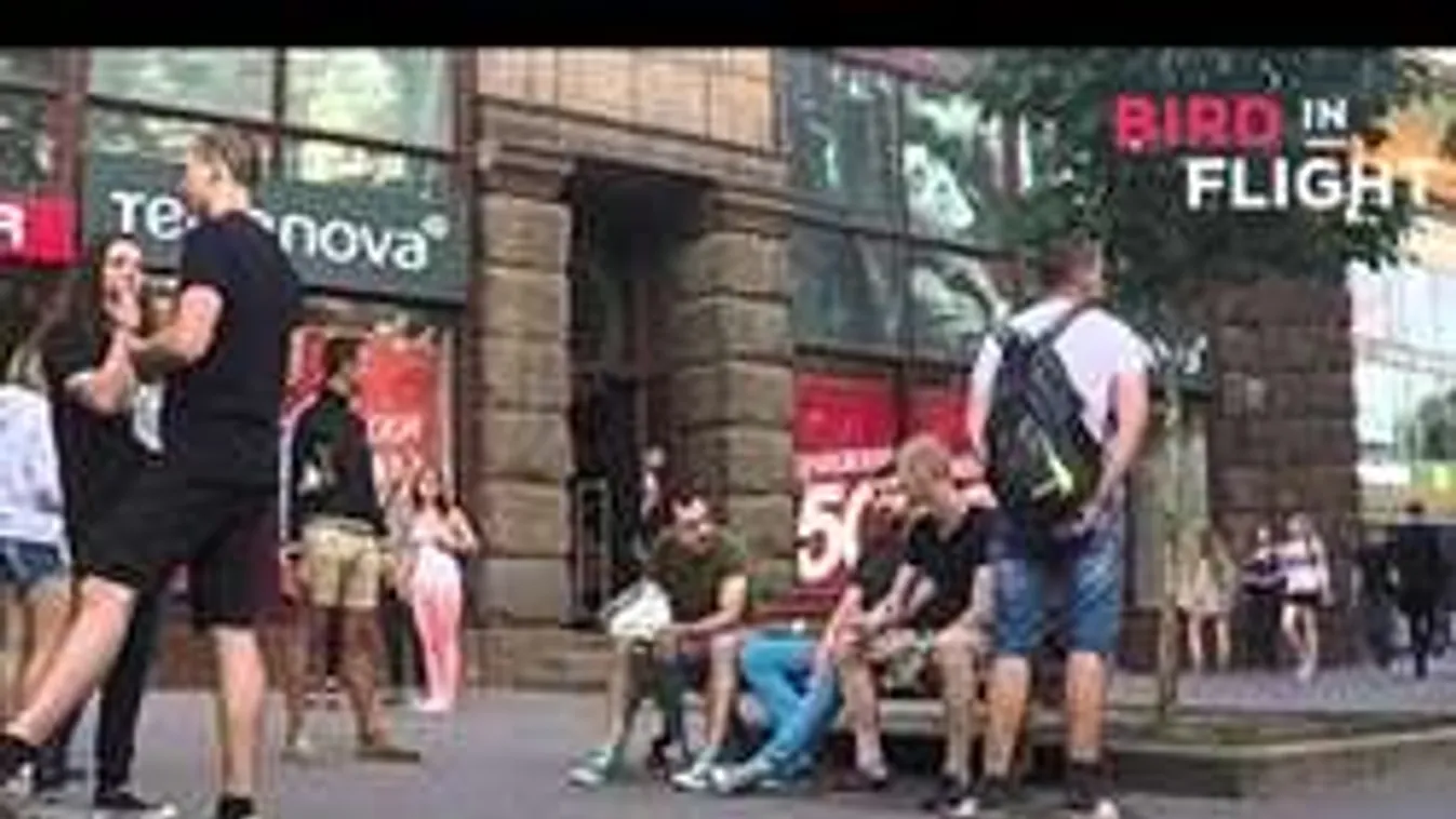 Lefújtak és megrugdostak egy meleg párt a szomszédunkban - videó