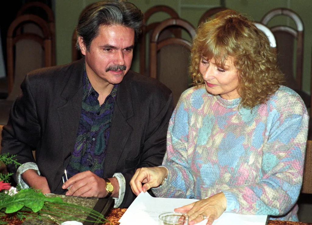 Budapest, 1991. október 27. A Várszínház Kamaratermében október 27-én tartották Göncz Árpád: Kõ kövön címû színmûvének olvasópróbáját, melyen a szerzõ is jelen volt. A darabot Loósz Mária rendezi, a szereplõk Bánsági Ildikó és Oszter Sándor, a bemutató december 21-én lesz. A képen: Bánsági Ildikó, Oszter Sándor az olvasópróbán. MTI Fotó: Ilovszky Béla