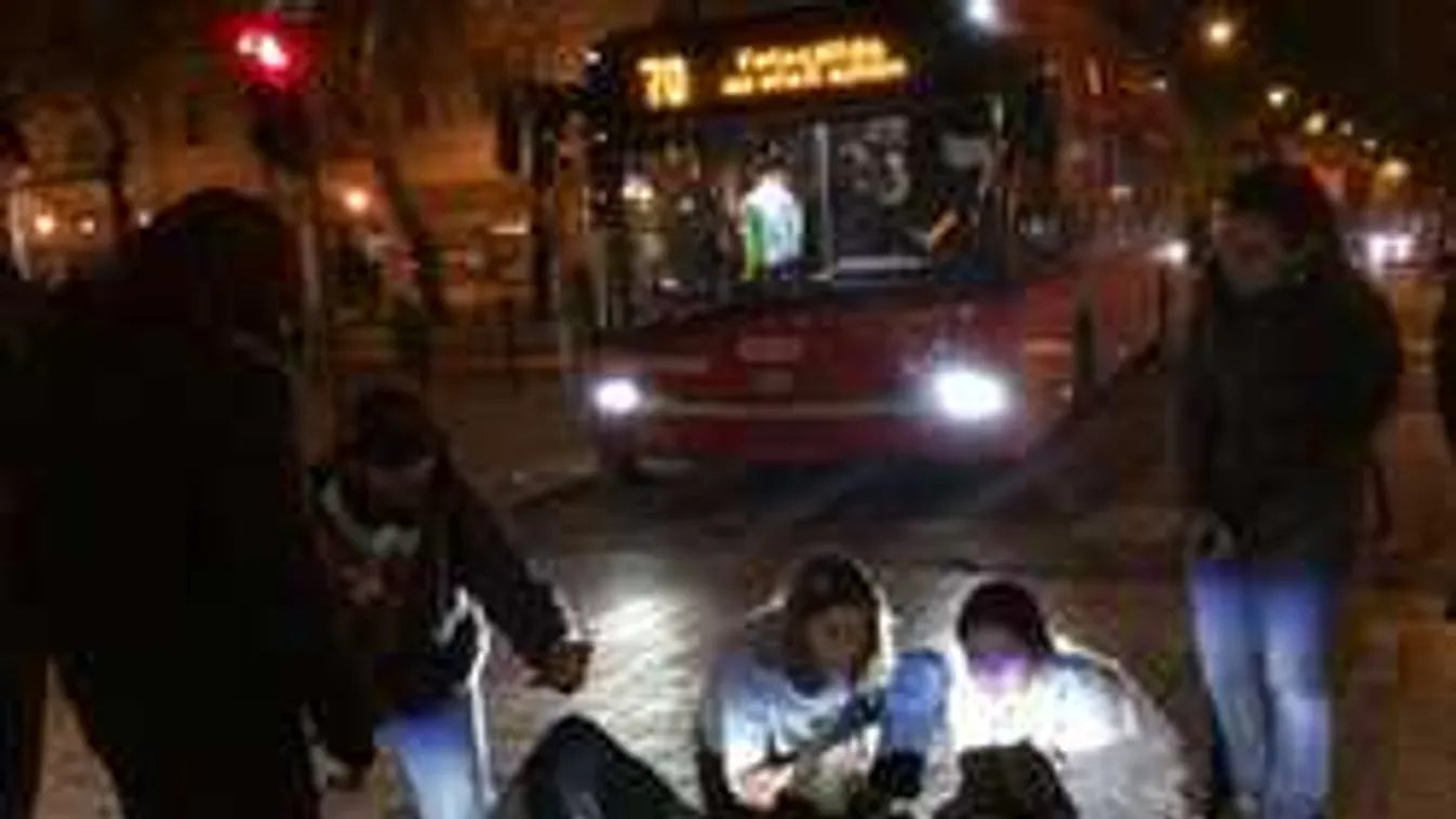 Horrorbaleset a Nagymező utcában! Még a trolik is állnak