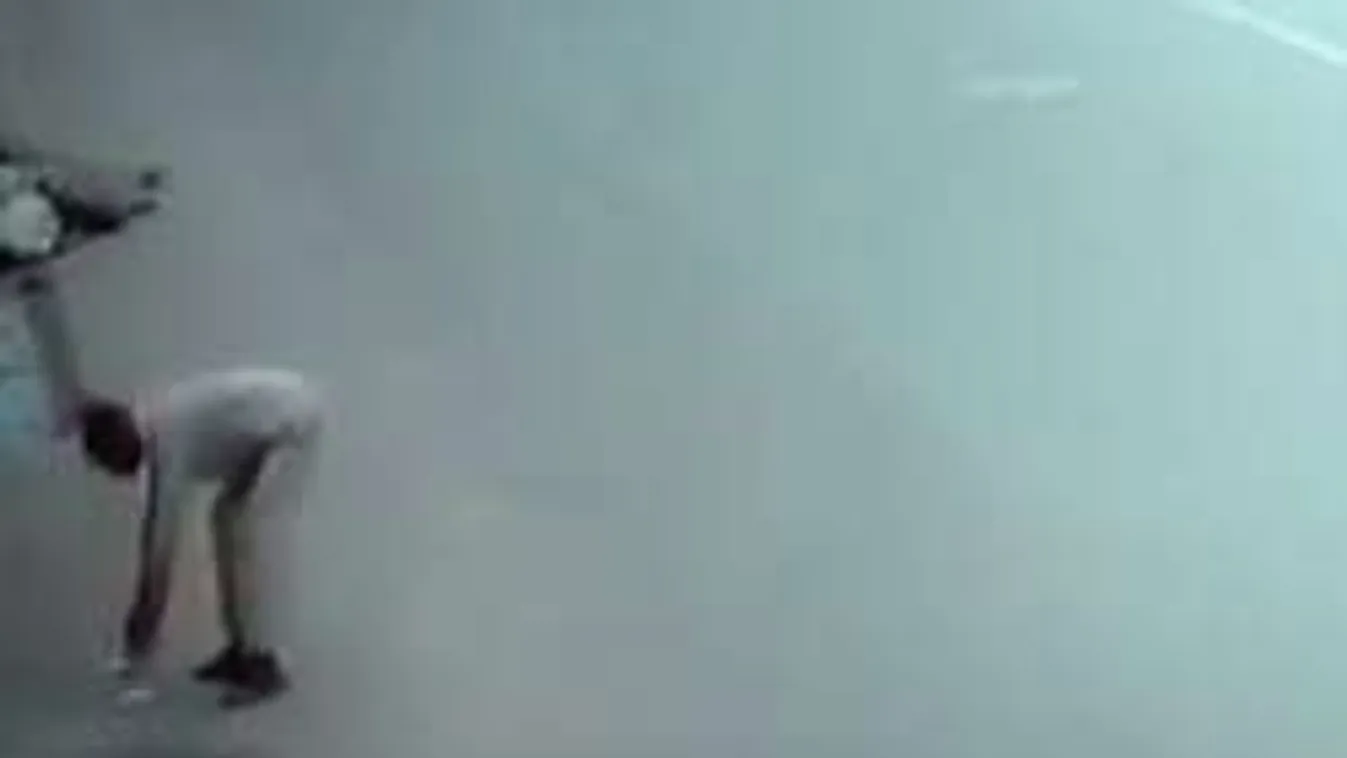 Segítségnyújtás helyett a telefonját lopta el az út szélén haldokló férfitól - Videó