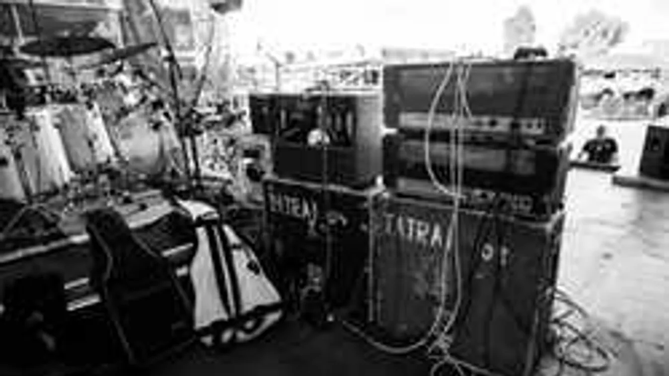 Színpadon lett rosszul a magyar zenészlegenda!