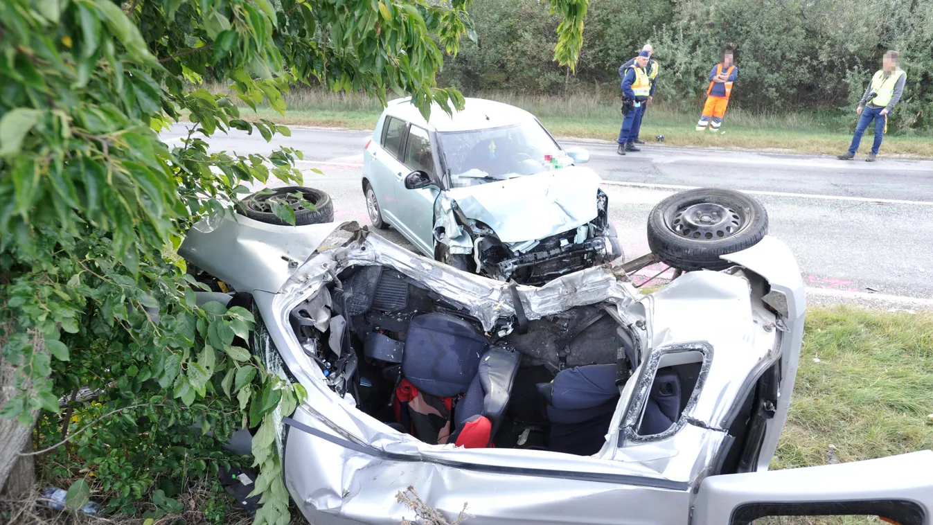 Megrázó képeket kaptunk a martonvásári horrorbalesetről: felismerhetetlenségig tört az autó
