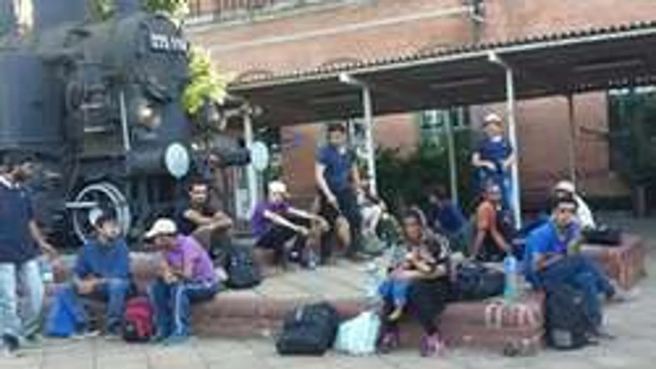 Menekültek lepték el a Népligetet, pánik tört ki a győri vonaton