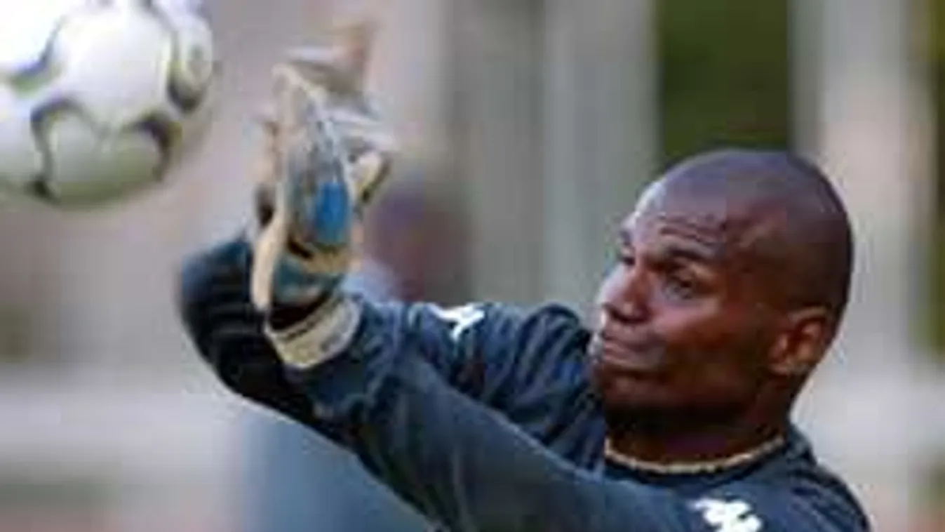 Fegyveres támadás érte a válogatott labdarúgót