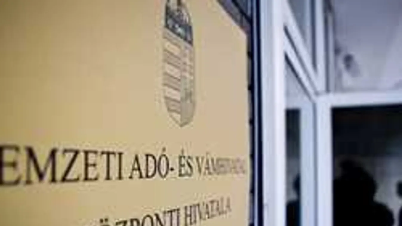 A NAV nevében húzzák le a bankkártyánkat