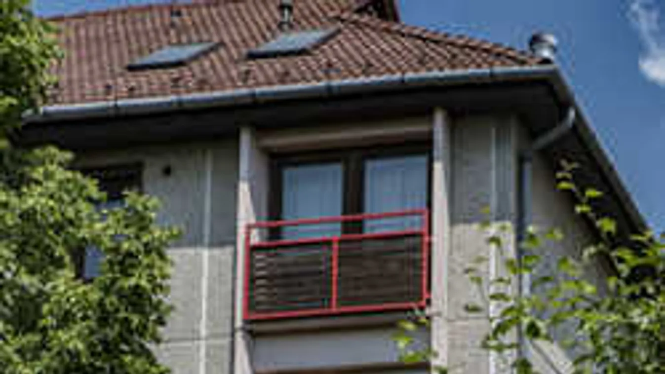 Kiderült, mit kívánnak a Kistarcsán kizuhant kislányra vigyázó nőnek a szülők