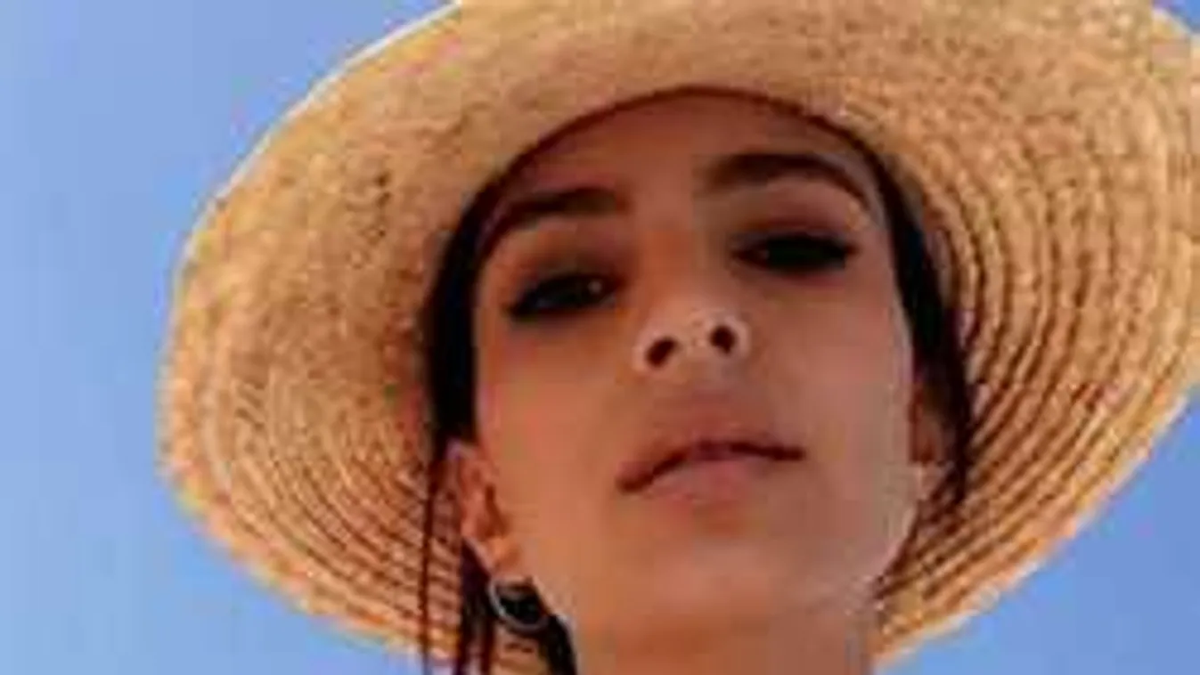 Ilyen merész dekoltázst rég láttunk: a színésznő túl kicsi melltartót húzott