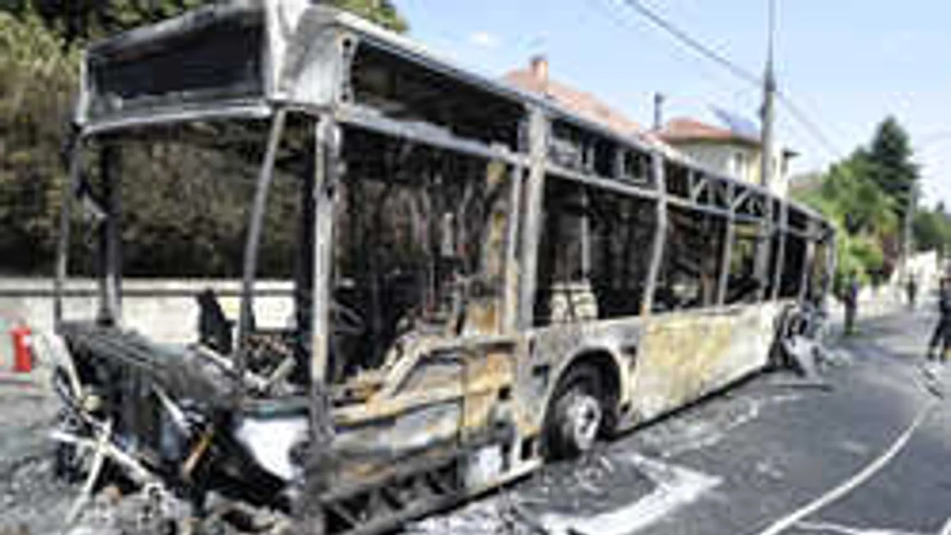 Sokkoló fotó, így néz ki a rommá égett budapesti busz