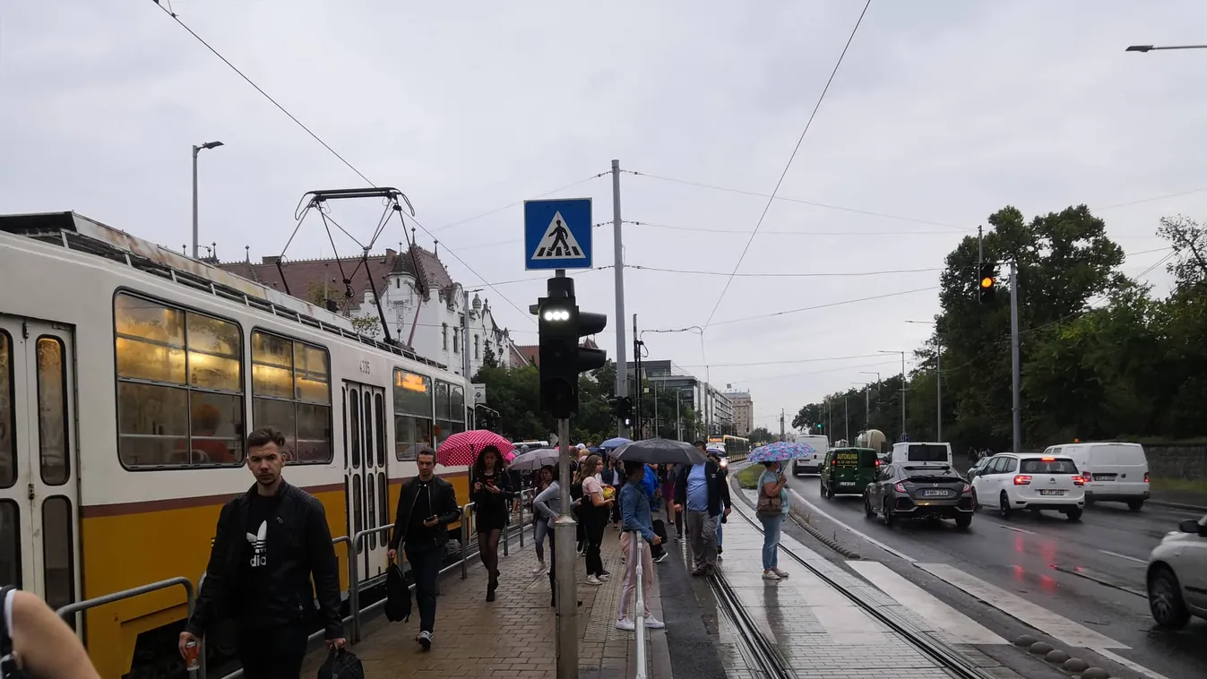 Sokkoló: az 1-es villamoson szegeztek pisztolyt egy nő fejéhez