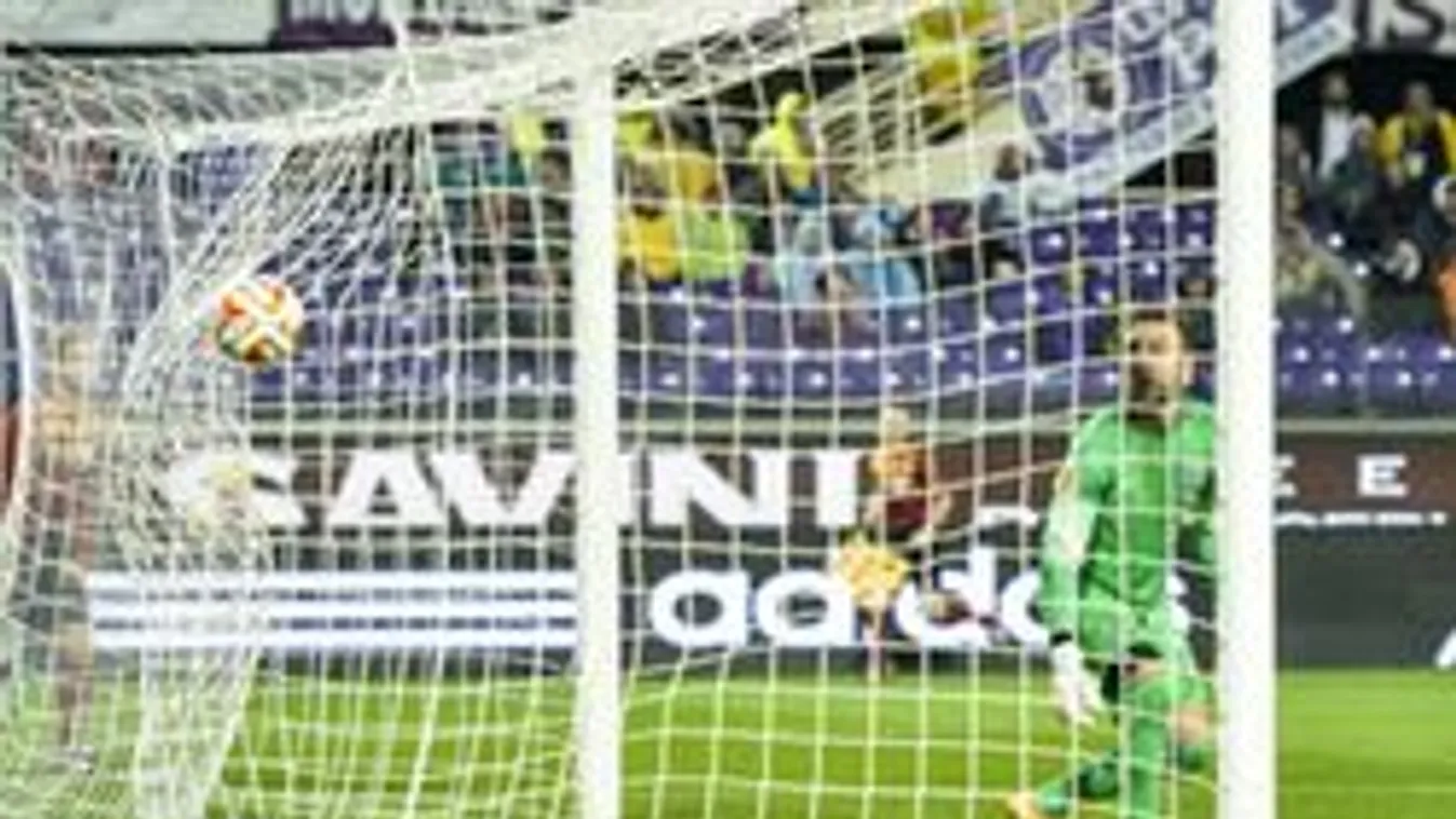 Ilyen nincs! Öngólt rúgott a félpályáról - videó