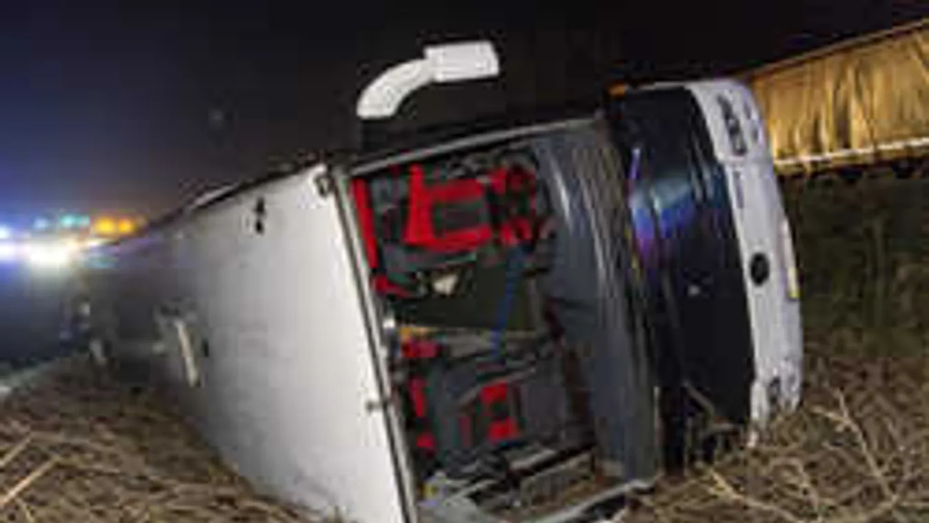Fotók érkeztek az M1-esen történt éjszakai buszbaleset helyszínéről