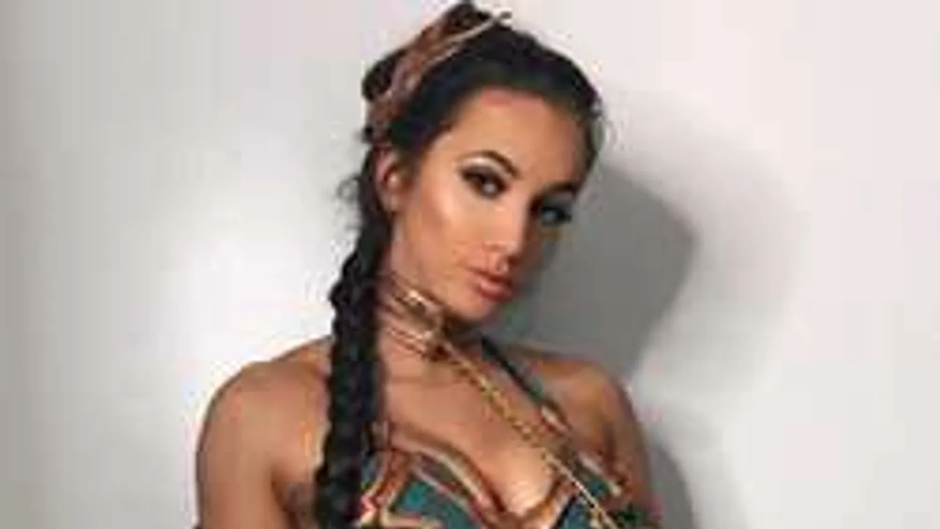 Meglesték, félmeztelenül nyalogatja testét a vadóc szurkolólány