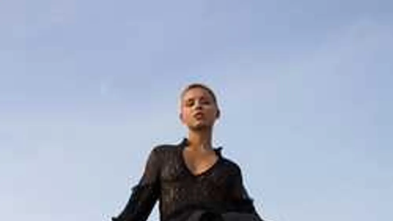 Ledobta ruháit, de durván megjárta az anyaszült meztelen modell