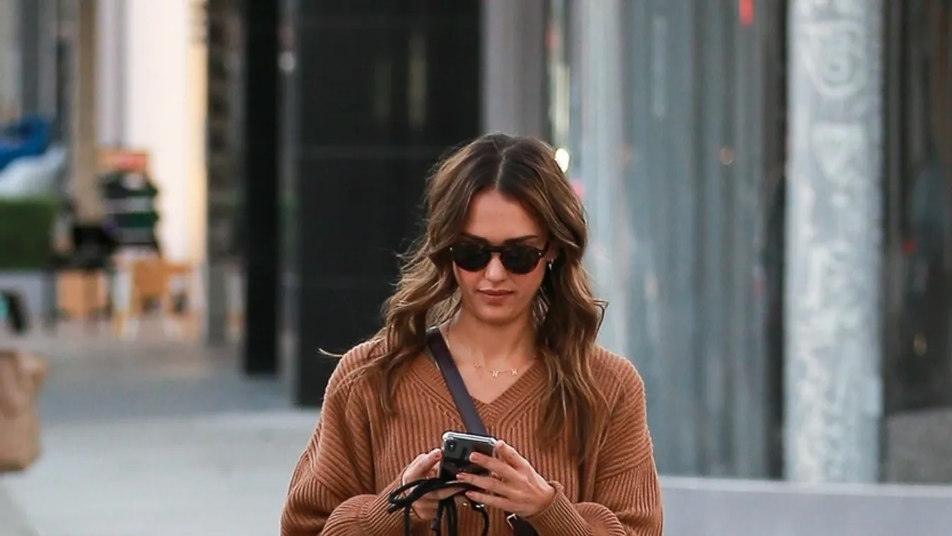 *EXCLUSIVE* Jessica Alba takes her mom to MedMen Dispensaries to get her THC treats for her birthday!