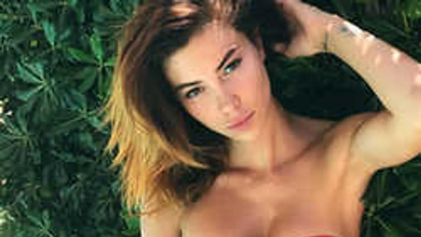 Rányitottak, a kádban terpeszt a csodás mellű bajnoknő